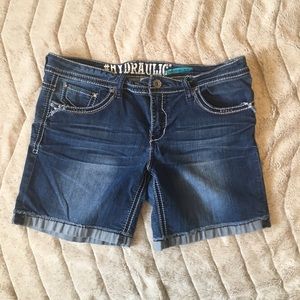 Hydraulic jean shorts 🌻